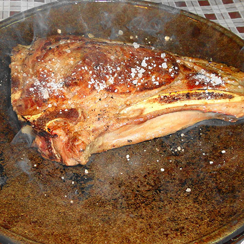 Prueba nuestro chuletón de ternera, servido en plato caliente