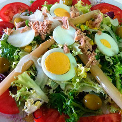 Comienza la comida con una ensalada mixta